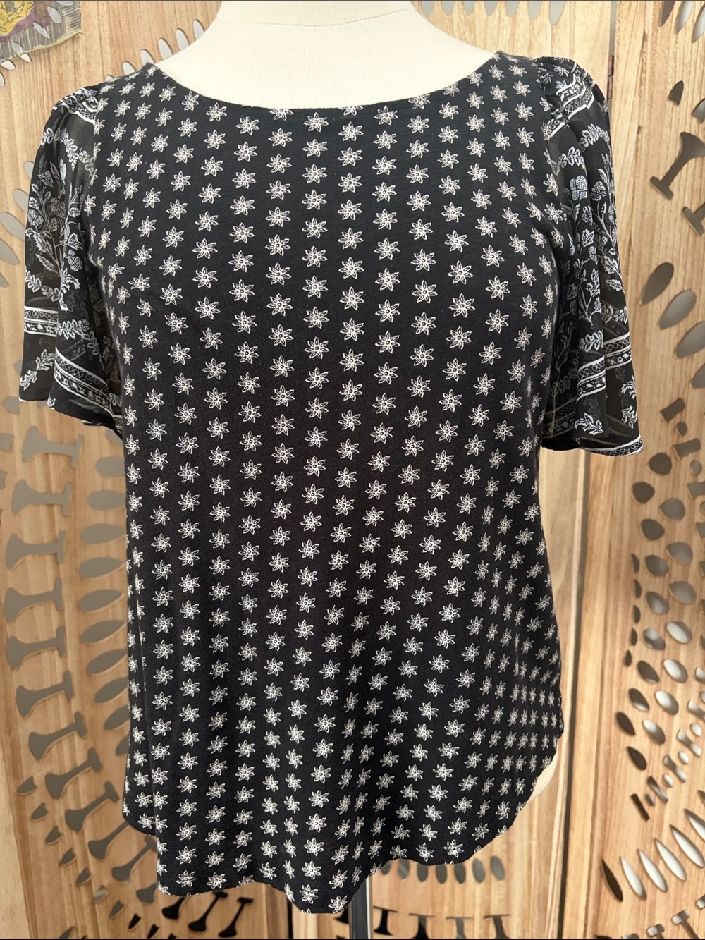 LUCKY BRAND - Black pattern top w/flowy sleeves, keyhole cutout on back